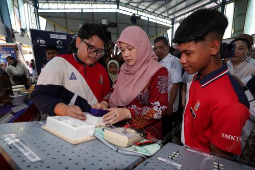 FADHLINA SIDEK