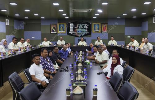 DATUK SERI AHMAD MASLAN 