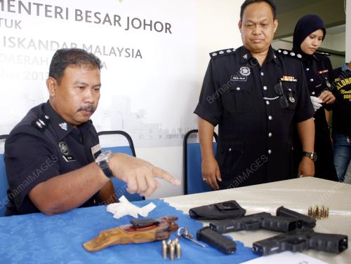JB01_11102013_POLIS_PISTOL