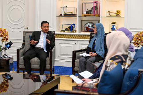 DATUK ONN HAFIZ GHAZI  