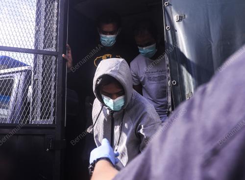 PUKUL ISTERI HINGGA KOMA