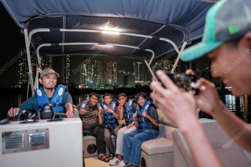 KAPAL PERSIARAN SINARAN CRUISES