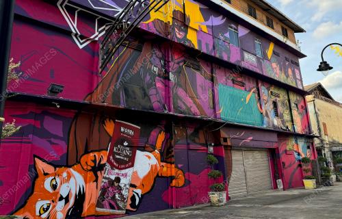 MURAL KELUANG MAN