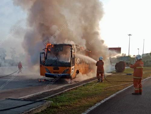 JB01_19022019_BAS_SEKOLAH_TERBAKAR