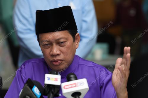 DATUK SERI AHMAD MASLAN 