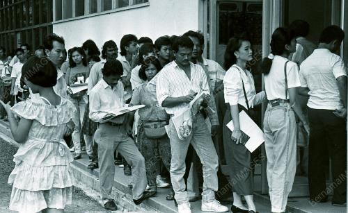 ORANG RAMAI BERSESAK MEMOHON PASPOT DI IMIGRESEN
