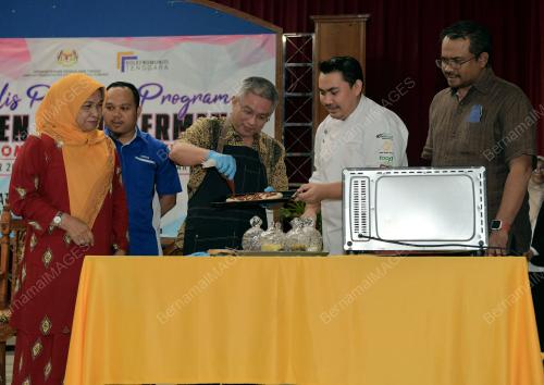 DATUK SERI DR ADHAM BABA