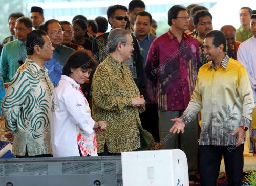 AGONG DAN PERMAISURI