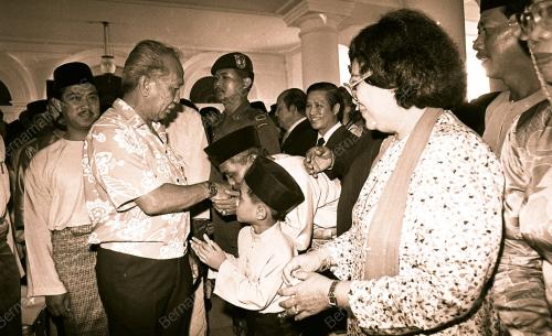SULTAN JOHOR MENGADAKAN RUMAH TERBUKA