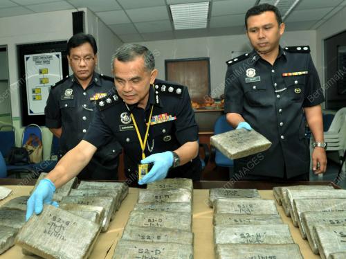 JB01_30042012_POLIS_GANJA