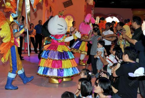 JB01_30102012_HELLO_KITTY
