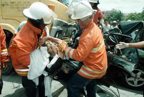 ANGOTA BOMBA ANGKAT MAYAT