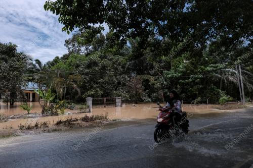 BANJIR PEKAN NENAS