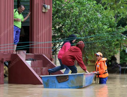 JB02_04122013_SEGAMAT_BANJIR