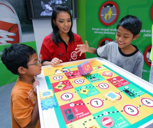PAMERAN BERGERAK KESELAMATAN JALAN RAYA