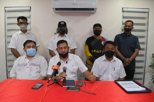 KELUAR PARTI 