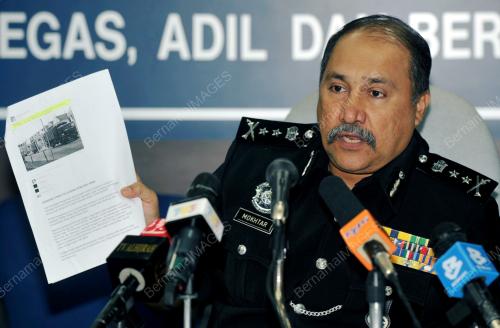 JB02_08052013_FB_FITNAH_POLIS