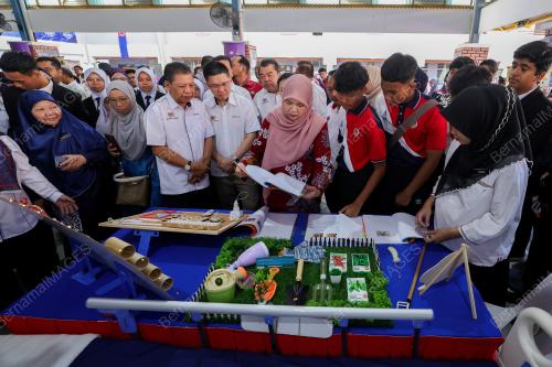 FADHLINA SIDEK