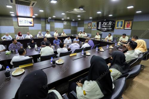 DATUK SERI AHMAD MASLAN 