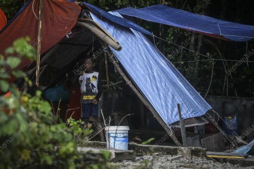 ORANG ASLI MELARIKAN DIRI