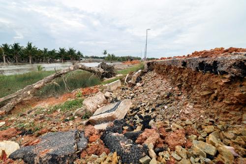TINJAUAN BAIK PULIH BENTENG PENAHAN OMBAK