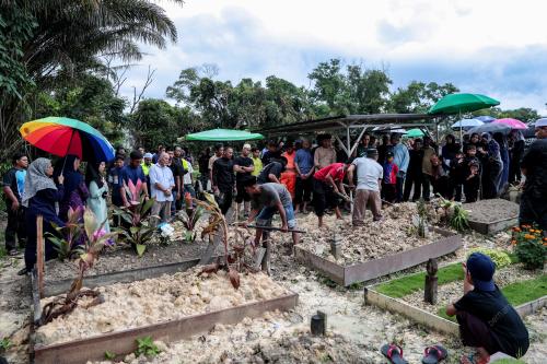 PENGEBUMIAN JENAZAH KREN JATUH