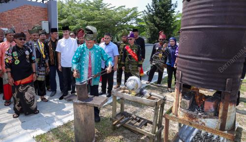 DATUK SERI AHMAD MASLAN 