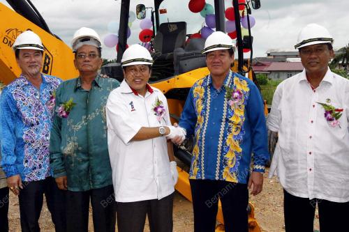 AHMAD MASLAN