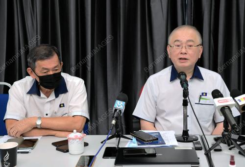 DATUK SERI DR WEE KA SIONG