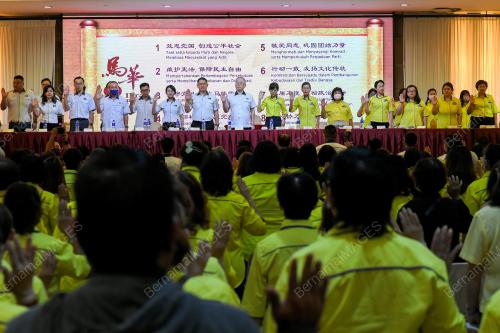 DATUK SERI DR WEE KA SIONG