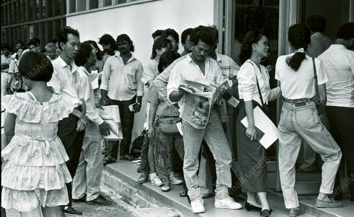 ORANG RAMAI BERSESAK MEMOHON PASPOT DI IMIGRESEN