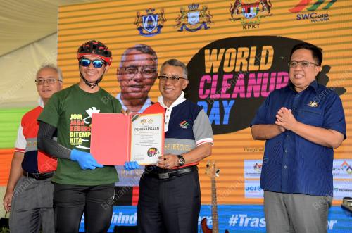 DATUK SERI DR ISMAIL ABD MUTTALIB.