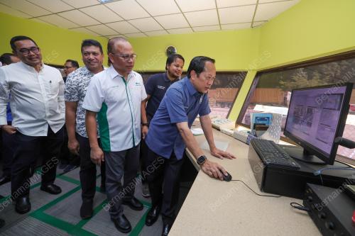 DATUK SERI AHMAD MASLAN 
