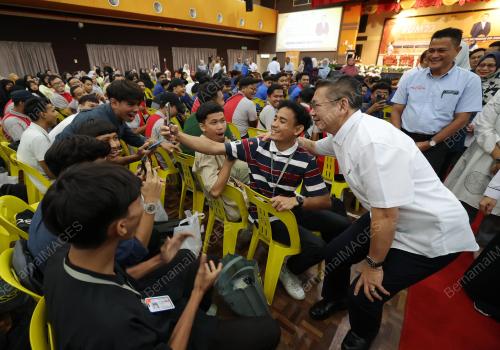 DATUK SERI SALAHUDDIN AYUB