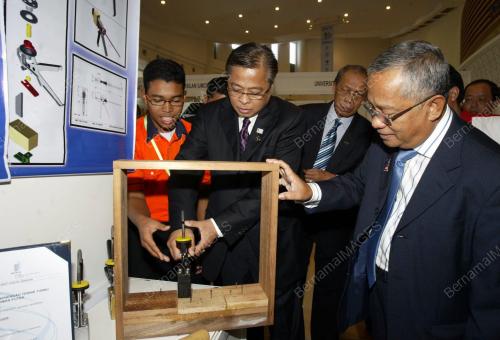 DATUK SERI ISMAIL SABRI YAAKOB