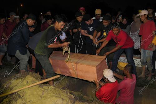 PENGEBUMIAN MUHAMMAD IMAN AQMAR DZULKARNAIN