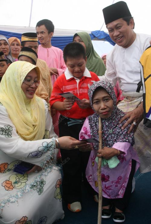 AHMAD MASLAN