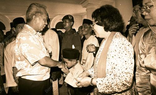 SULTAN JOHOR MENGADAKAN RUMAH TERBUKA