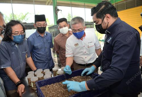 DATUK SERI DR ADHAM BABA