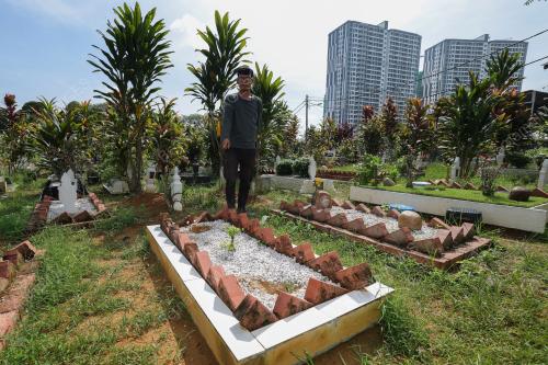 BATU NISAN DI CURI