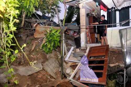 JB02_29062015_TANAH_RUNTUH