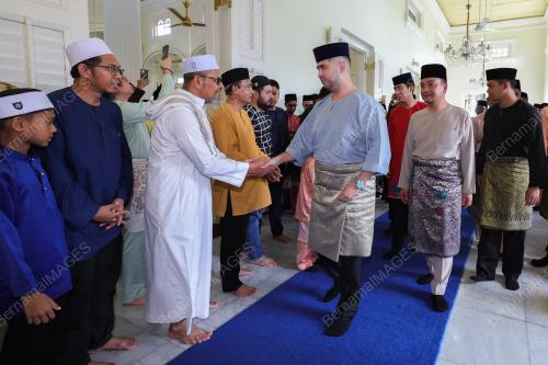 TUNKU TEMENGGONG JOHOR TUNKU IDRIS ISKANDAR r