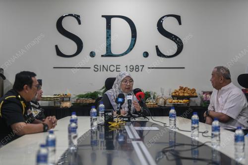 DATUK DR FUZIAH SALLEH