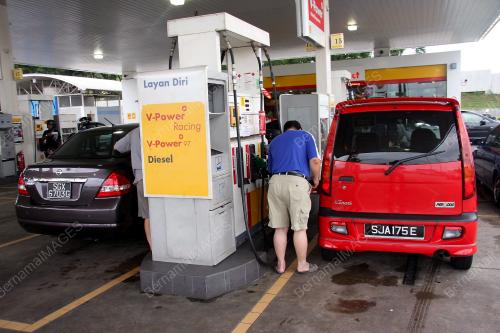 WARGA ASING ISI MINYAK