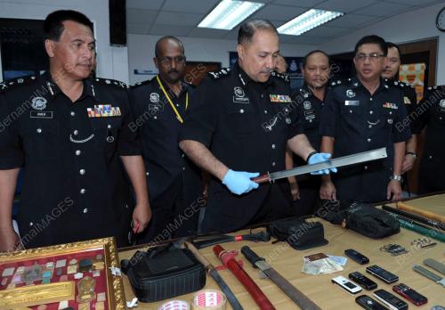 JB03_02012012_POLIS
