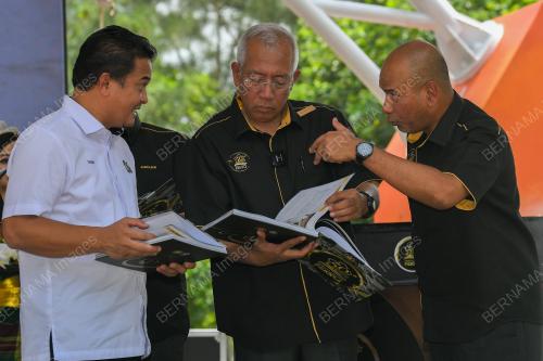 DATUK SERI MAHDZIR KHALID