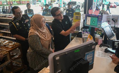 DATUK DR FUZIAH SALLEH