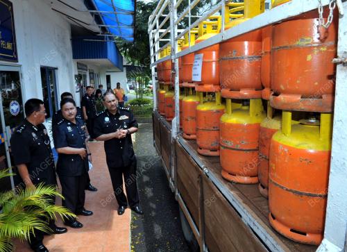 JB03_04042012_TONG_GAS_MASAK