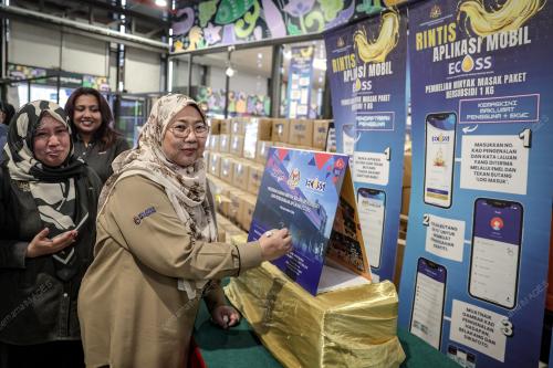 DATUK DR FUZIAH SALLEH