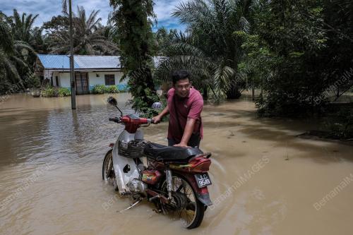 BANJIR PEKAN NENAS